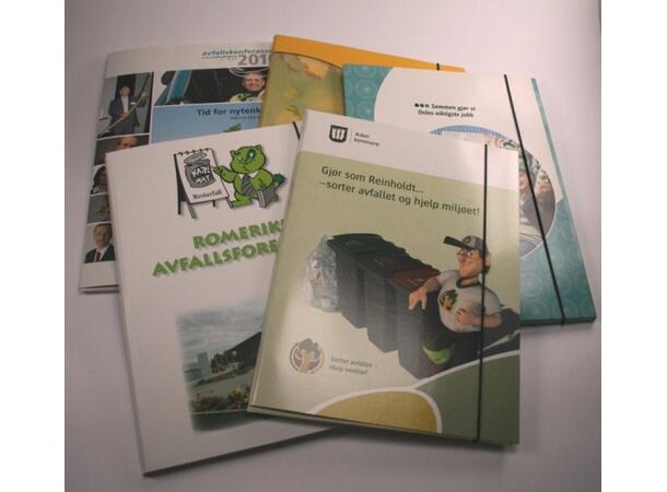 Strikkmappe stor for A4 med trykk 4+0 240 x 320 x10 + klaffer inkl sort strikk 
